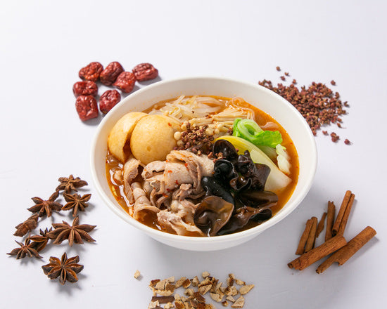 豚バラ肉・きくらげ・青梗菜を盛り付けた麻辣湯と、八角や花椒などの香辛料